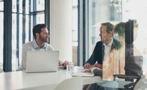 Incontro tra professionisti per valutare soluzioni di noleggio operativo PC, smartphone e computer.