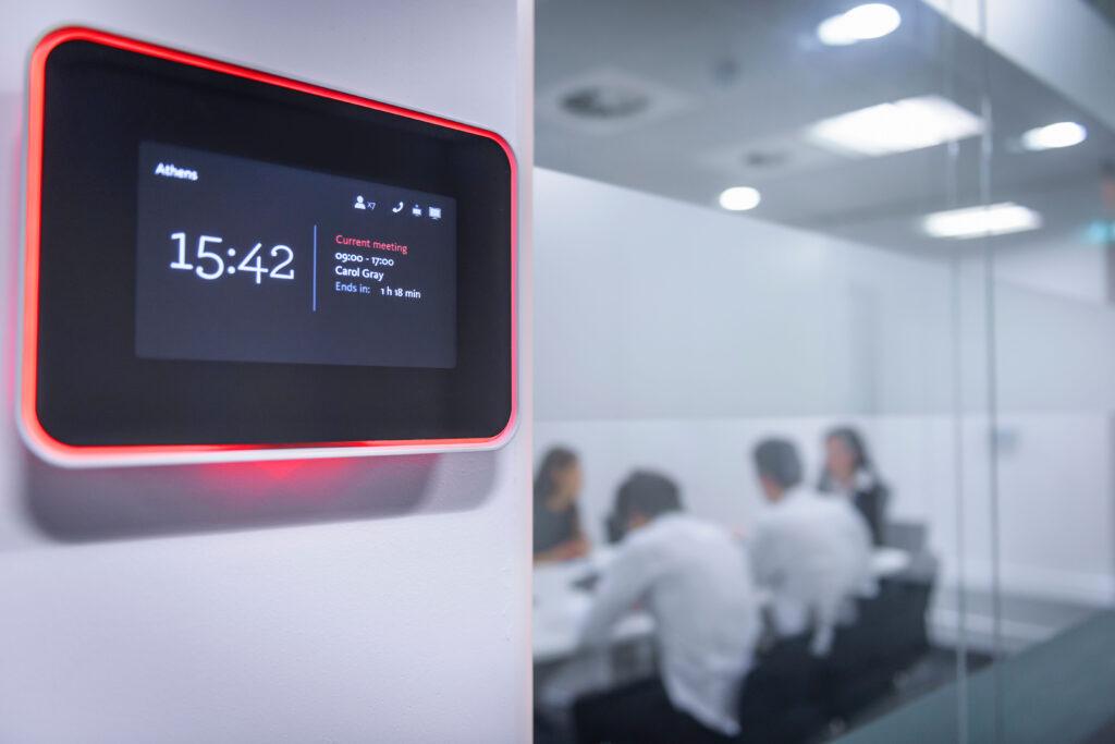 Display fuori da sala meeting con soluzione prenotazione sale e room booking, esempio di soluzione prenotazione postazione di lavoro e desk booking in ufficio.