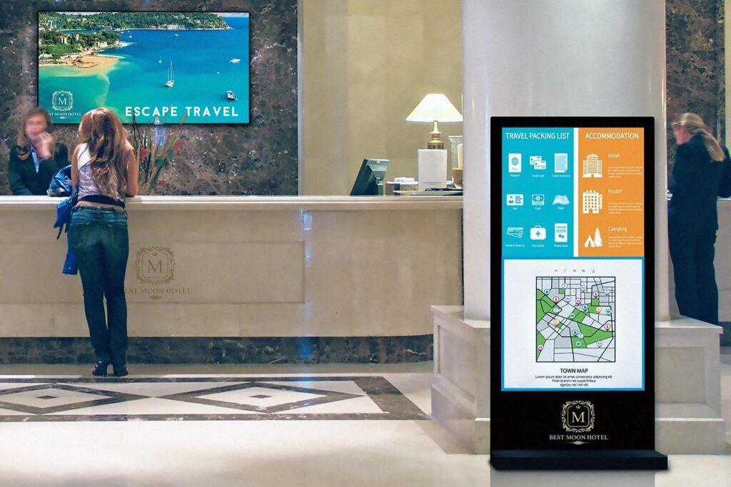 Sistema digital signage in hotel con segnaletica digitale su totem multimediale per informazioni agli ospiti.