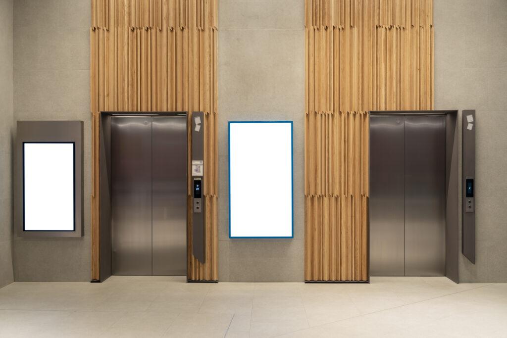 Sistema digital signage in ufficio con segnaletica digitale su totem multimediale per comunicazioni interne.