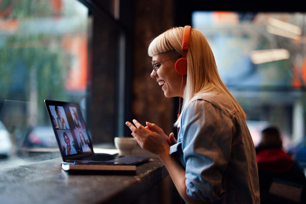 Utente in videoconferenza su laptop con PC aziendali forniti tramite noleggio pc aziendali