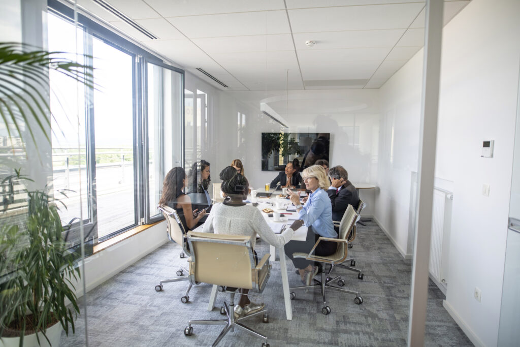 Sala riunione aziendale con integrazione audio video per meeting e collaborazione tra team.